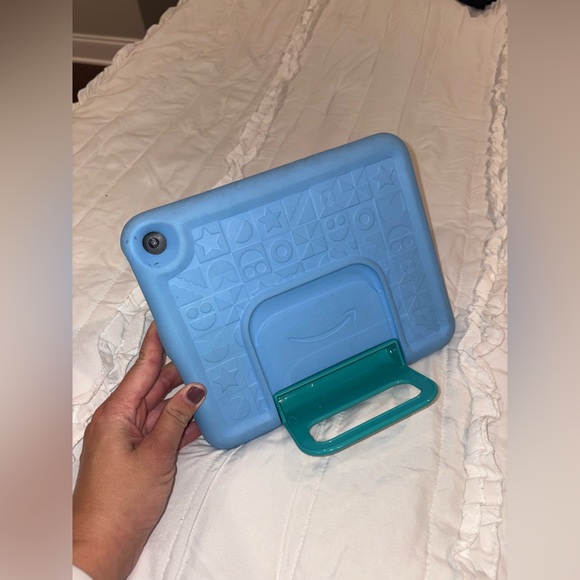 Amazon Kids Tablet with Blue Case - Picture 3 of 4